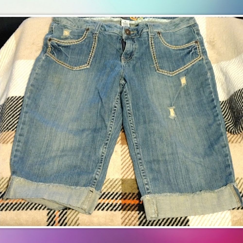 💕Mudd Jeans Low Rise Capri Distressed Cuffed, Stone Wash Blue Denim Size 13